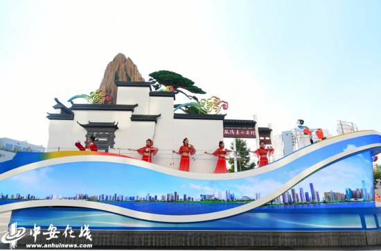 “美好安徽”彩車：展現(xiàn)多姿多彩的徽風(fēng)皖韻，奏響爭當(dāng)改革先鋒的時代強音