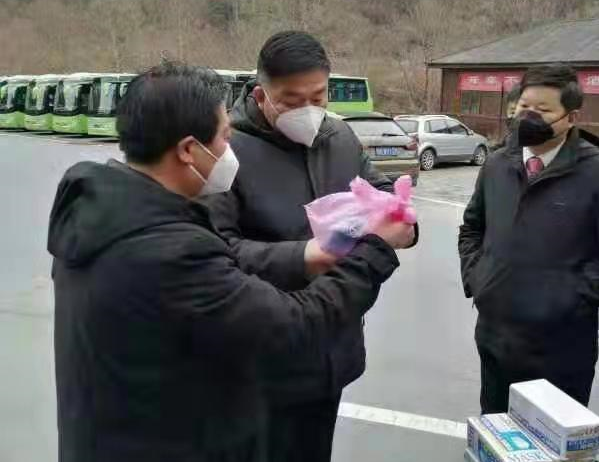 不忘初心勇?lián)敚沂屈h員我先上